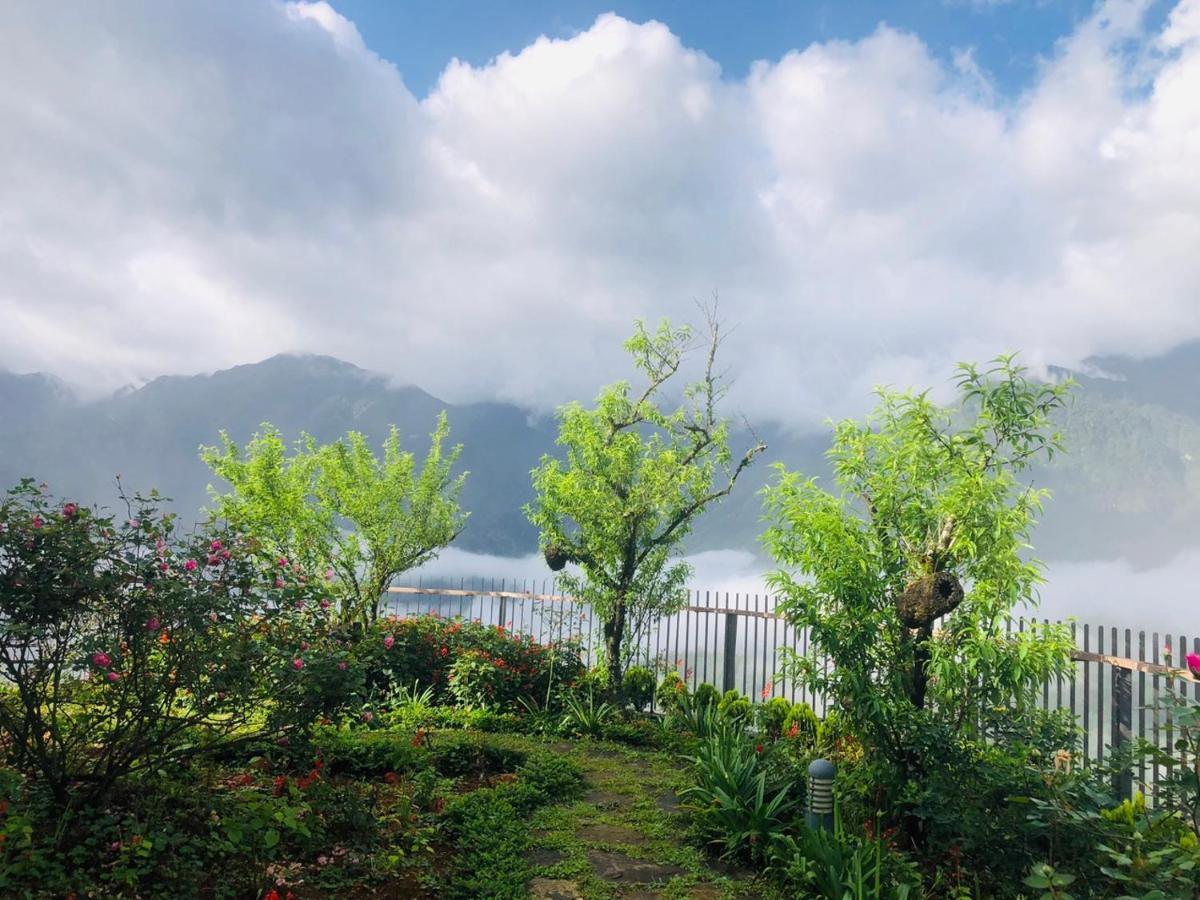 パオス サパ レジャー ホテル エクステリア 写真 View of the mountains from the village