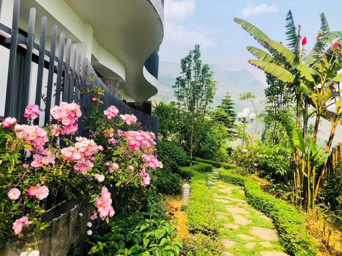 パオス サパ レジャー ホテル エクステリア 写真 A view of the garden at the hotel