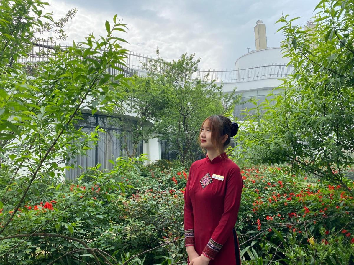 パオス サパ レジャー ホテル エクステリア 写真 A woman wearing a qipao