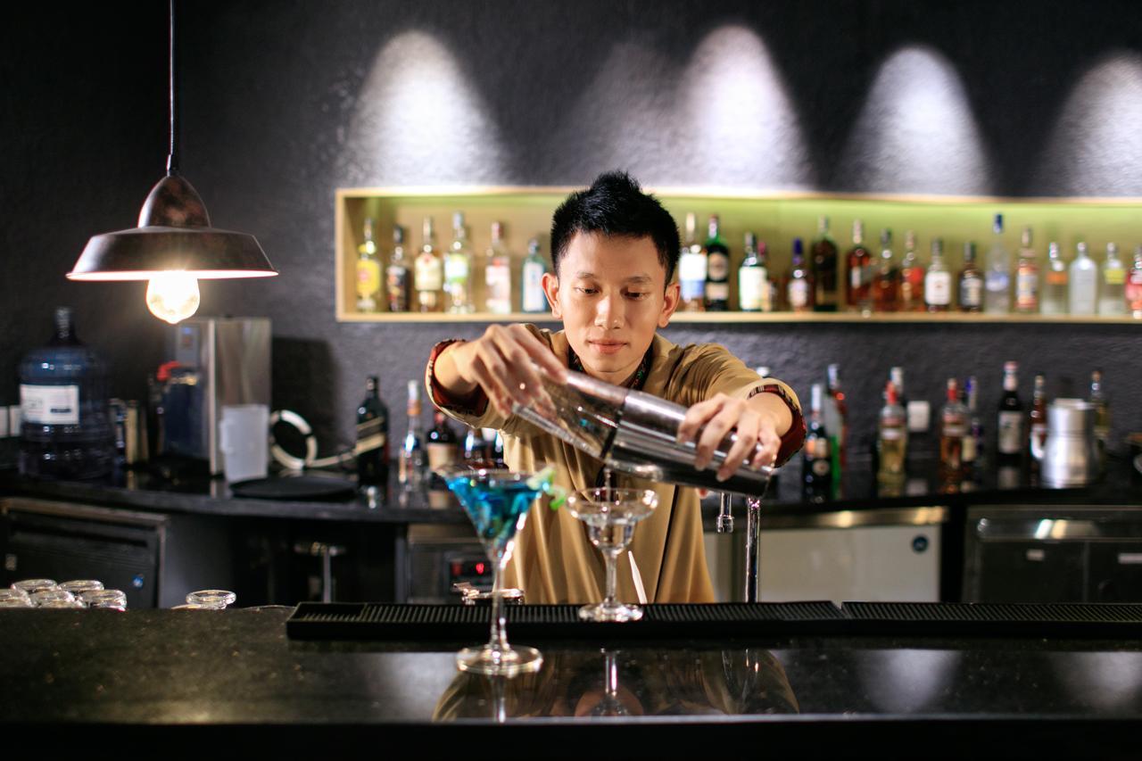 パオス サパ レジャー ホテル エクステリア 写真 A bartender at work